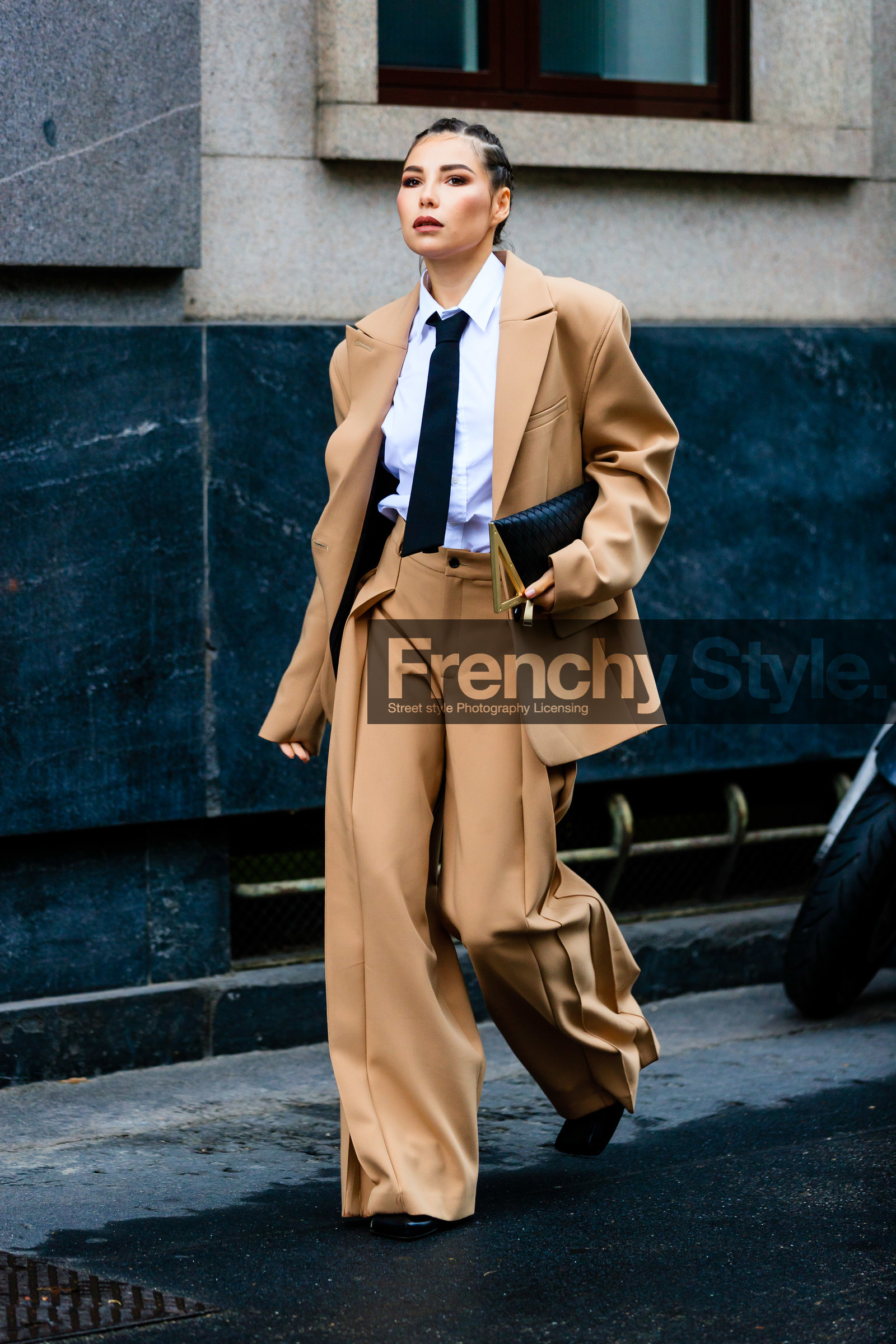 beige jacket, beige pants, beige suits, camel pants, camel suits, camel jacket, oversize jacket, oversize pants, oversize suits, boyish look, white shirt, black tie, black leather clutch, high waist pants, pleated pants, bottega veneta bag, loose pants, loose jacket, karina nigay, street style, jonathan paciullo, FW, frenchystyle, fashion week, MFW, MILAN, SPRING SUMMER 2021, SS 21, vertical, full length