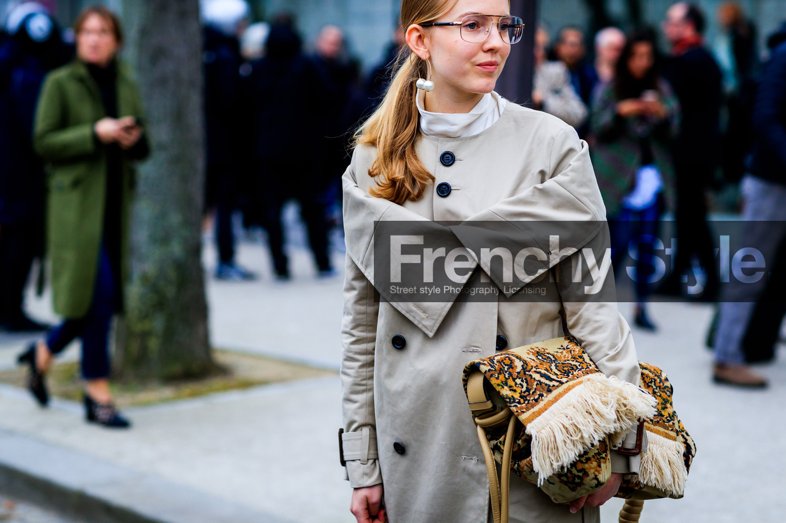 alexandra carl, atmosphere details, AUTUMN WINTER 2017-2018, AW 17-18, beige bag, beige coat, brocard, detail, embroidered bag, FALL WINTER 2017-2018, fashion week, frenchystyle, FW, FW 17-18, horizontal, jonathan paciullo, leather bag, loewe, PARIS, PFW, printed bag, street style, trench coat