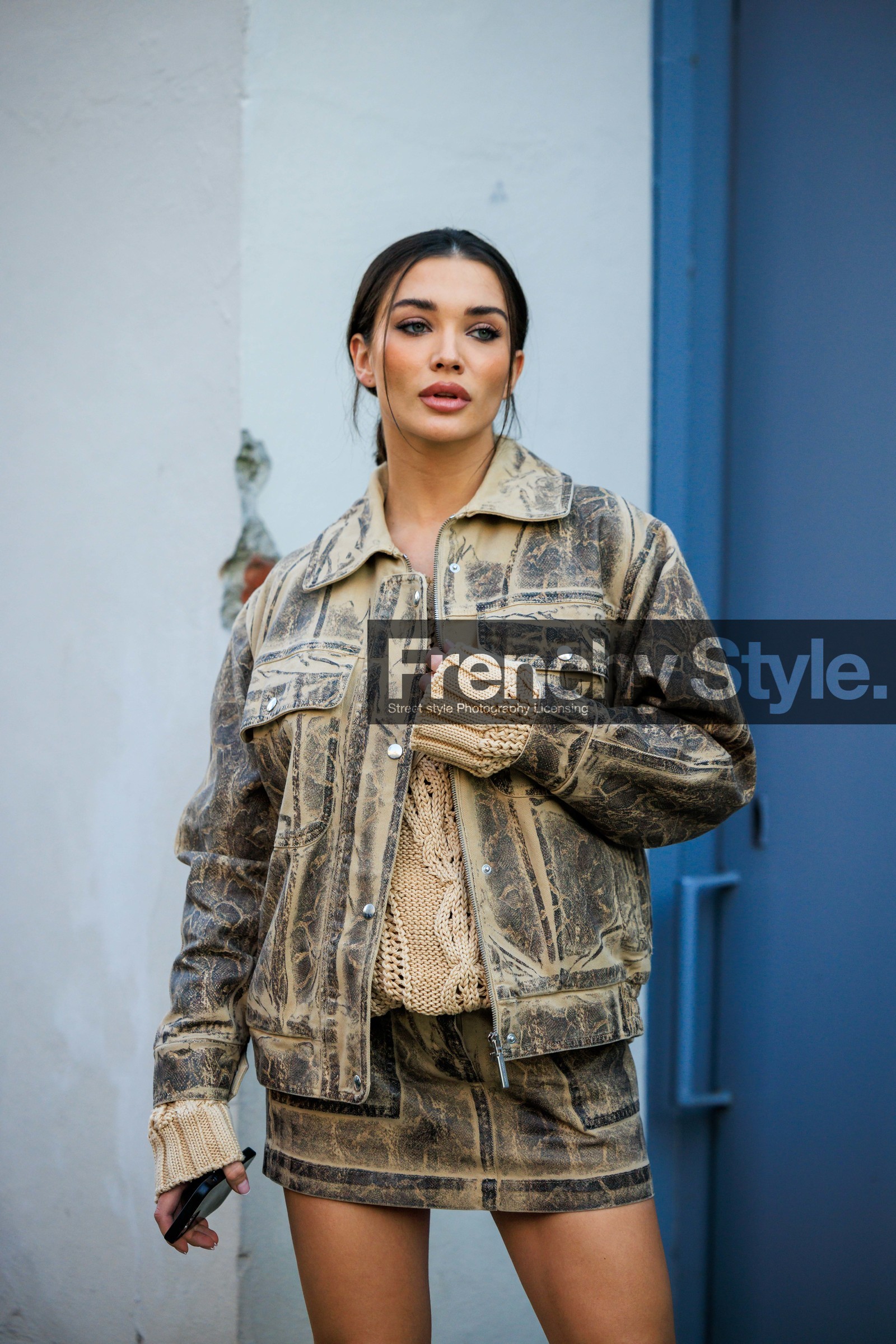 mini skirt, beige jumper, knitwear, dual toned jacket, dual toned skirt, street style, jonathan paciullo, FW, frenchystyle, fashion week, MFW, MILAN, FALL WINTER 2022_2023, AUTUMN WINTER 2022-2023, FW 22-23, vertical, atmosphere details