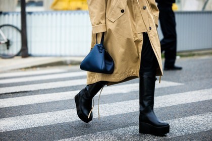 small bag, platform boots, black boots, leather boots, leather bag, black handbag, street style, jonathan paciullo, FW, frenchystyle, fashion week, AUTUMN WINTER 2022-2023, FALL WINTER 2022_2023, FW 22-23, PFW, PARIS, horizontal, atmosphere details, detail