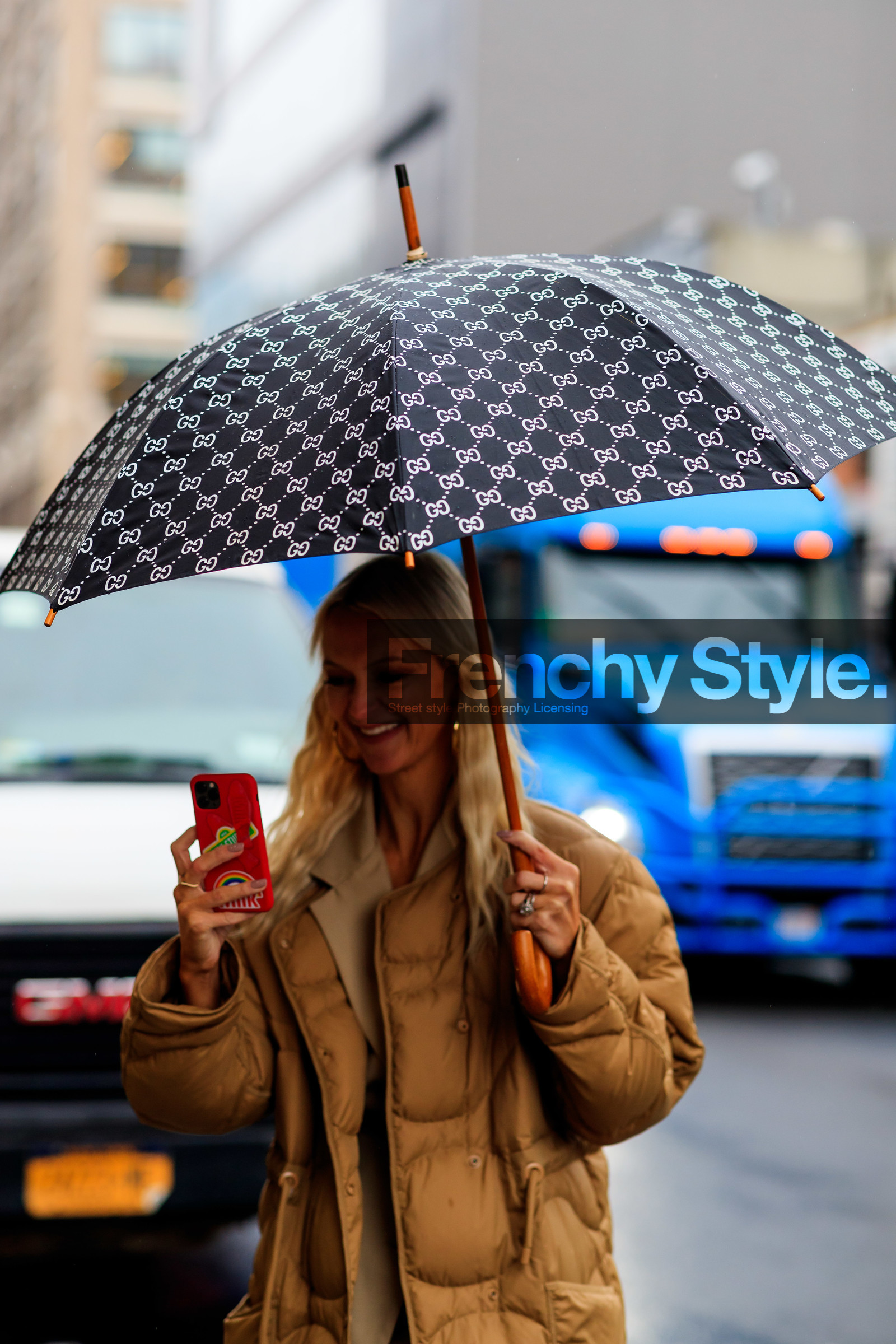 beige coat, down jacket, gucci umbrella, monogrammed umbrella, black umbrella, fashion week, frenchystyle, FW, jonathan paciullo, street style, NYFW, NEW YORK, AUTUMN WINTER 2020-2021, FALL WINTER 2020-2021, FW 20-21, vertical, atmosphere details, detail