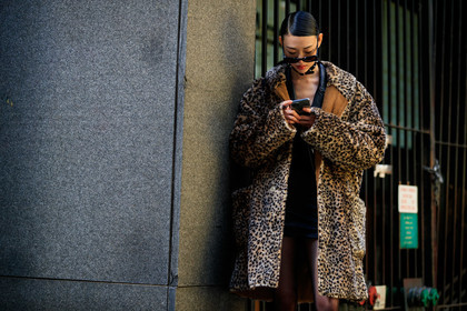 model, sora choi, leopard printed coat, fur coat, black leather jacket, black leather dress, beige coat, iphone, smartphone, fashion week, frenchystyle, FW, jonathan paciullo, street style, NYFW, NEW YORK, AUTUMN WINTER 2020-2021, FALL WINTER 2020-2021, FW 20-21, horizontal, atmosphere details, detail