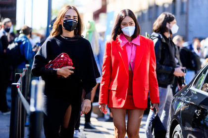 black top, black pullover, black skirt, split skirt, long skirt, short sleeves top, short sleeves pullover, woolen top, woolen skirt, red leather bag, studs bag, quilted bag, valentino bag, valentino look, valentino skirt, valentino top, valentino shirt, black shirt, organza shirt, red jacket, red skirt, pink shirt, black bag, bucket bag, prada bag, mini skirt, covid face mask, evangelie smyrniotaki, Tiffany Hsu, street style, jonathan paciullo, FW, frenchystyle, fashion week, MFW, MILAN, SPRING SUMMER 2021, SS 21, horizontal, atmosphere details, detail
