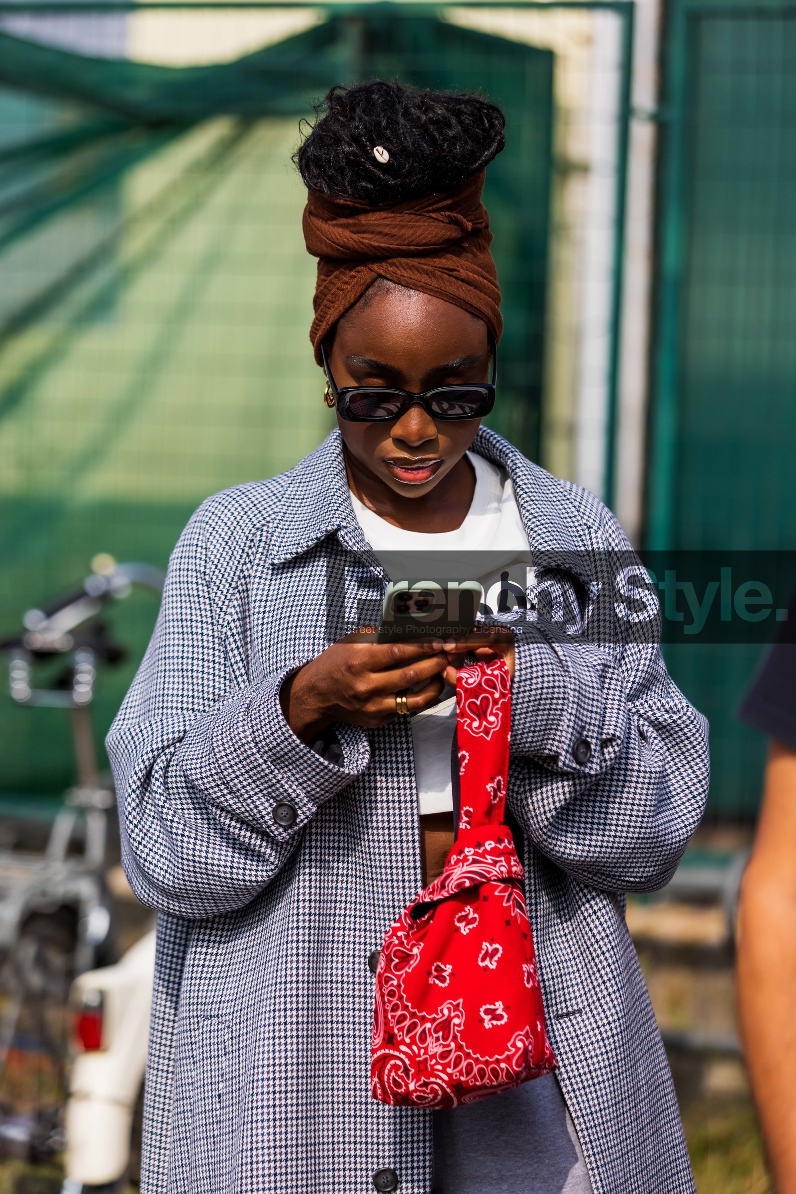 bag, bandana print, black sunglasses, coat, hair style, houndstooth print, pied de poule, print, red bag, smartphone, sunglasses, turtan, fashion week, frenchystyle, FW, jonathan paciullo, street style, MFW, MILAN, SPRING SUMMER 2022, SS 22, vertical, atmosphere details, detail