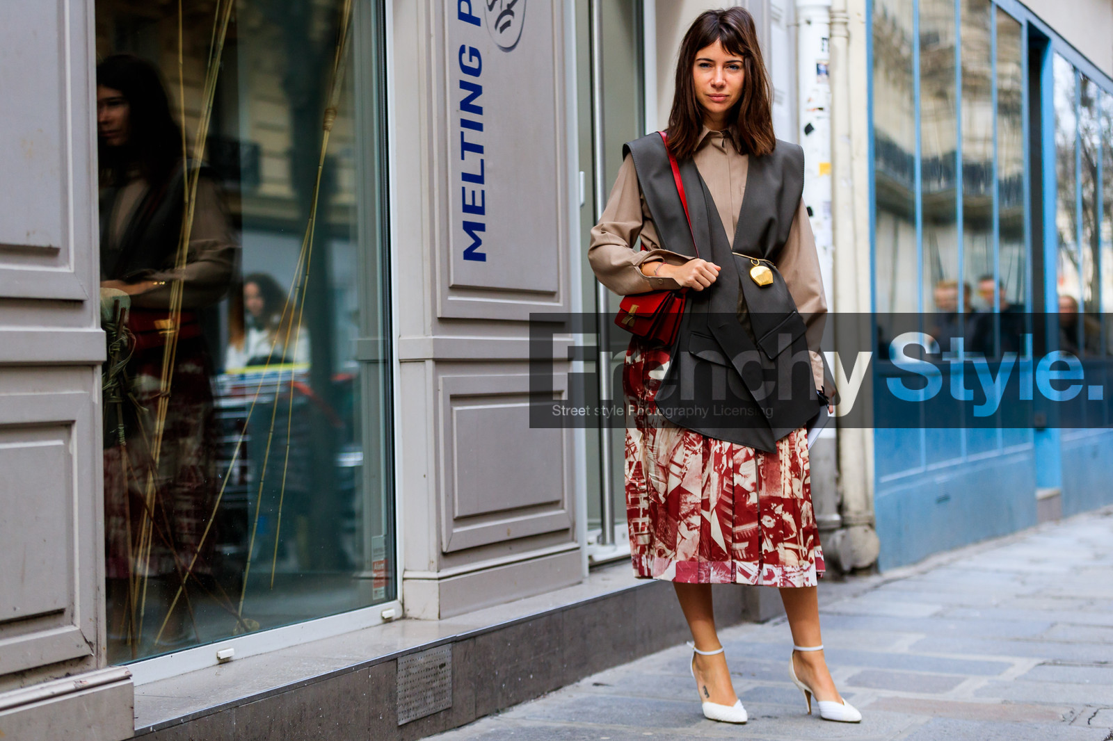 beige shirt, céline, golden details, graphic skirt, grey jacket, high heels, leather bag, leather shoes, printed skirt, red bag, red skirt, sleeveless, white shoes, street style, jonathan paciullo, FW, frenchystyle, fashion week, PFW, PARIS, AUTUMN WINTER 2018-2019, FALL WINTER 2018-2019, FW 18-19, horizontal, atmosphere details, full length, natasha goldenberg
