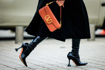 valentino, valentino bag, pencil bag, orange bag, details, black boots, heeled boots, pattent boots, pointy boots, black coat, close up, fashion week, frenchystyle, FW, jonathan paciullo, street style, PARIS, PFW, SPRING SUMMER 2022, SS 22, atmosphere details, detail, horizontal