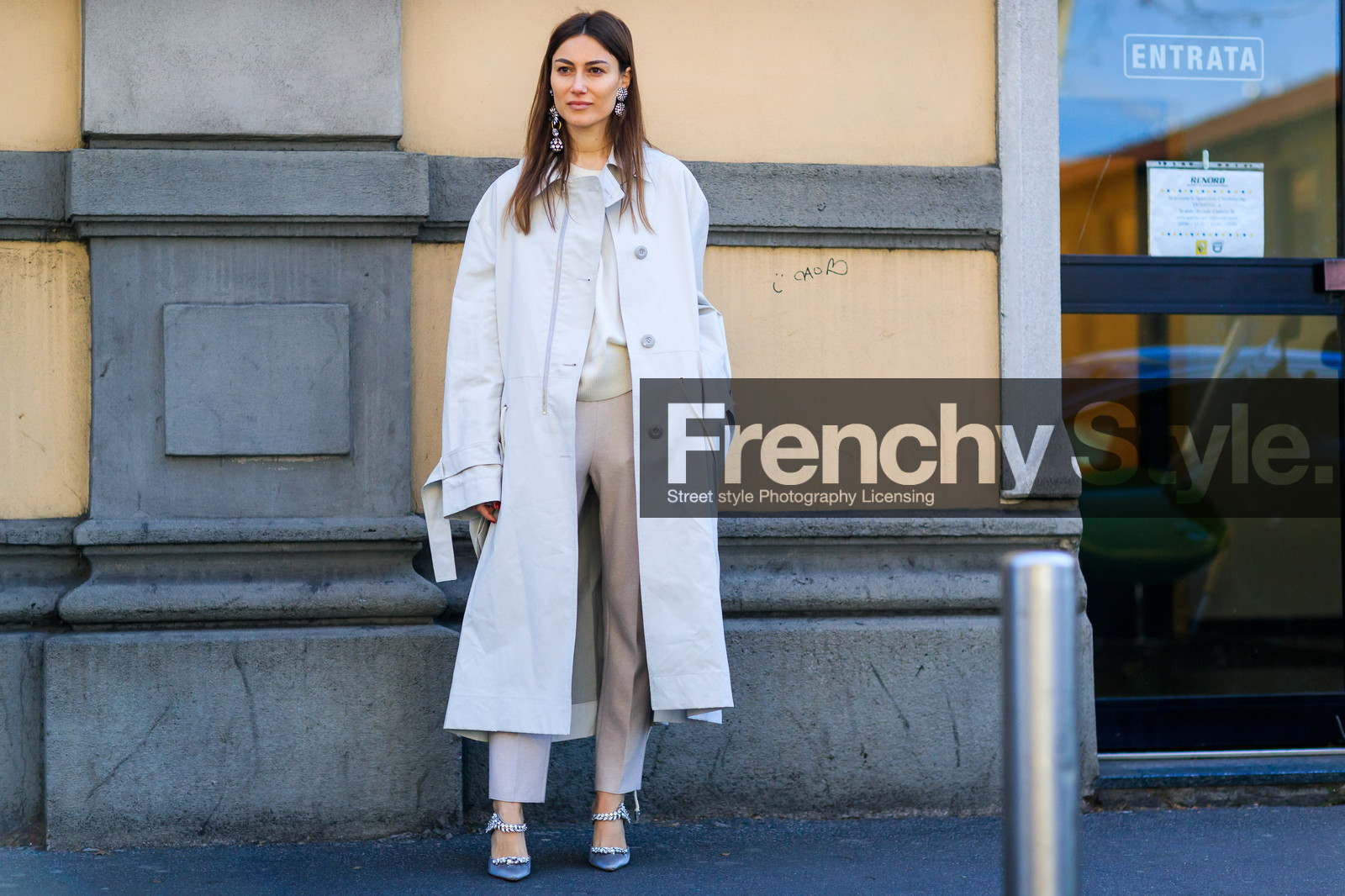atmosphere details, AUTUMN WINTER 2017-2018, AW 17-18, earrings, FALL WINTER 2017-2018, fashion week, frenchystyle, full length, FW, FW 17-18, giorgia tordini, grey shoes, horizontal, jonathan paciullo, leather shoes, MFW, MILAN, street style, tone on tone, total look white, trench coat, white coat, white pants, white sweater