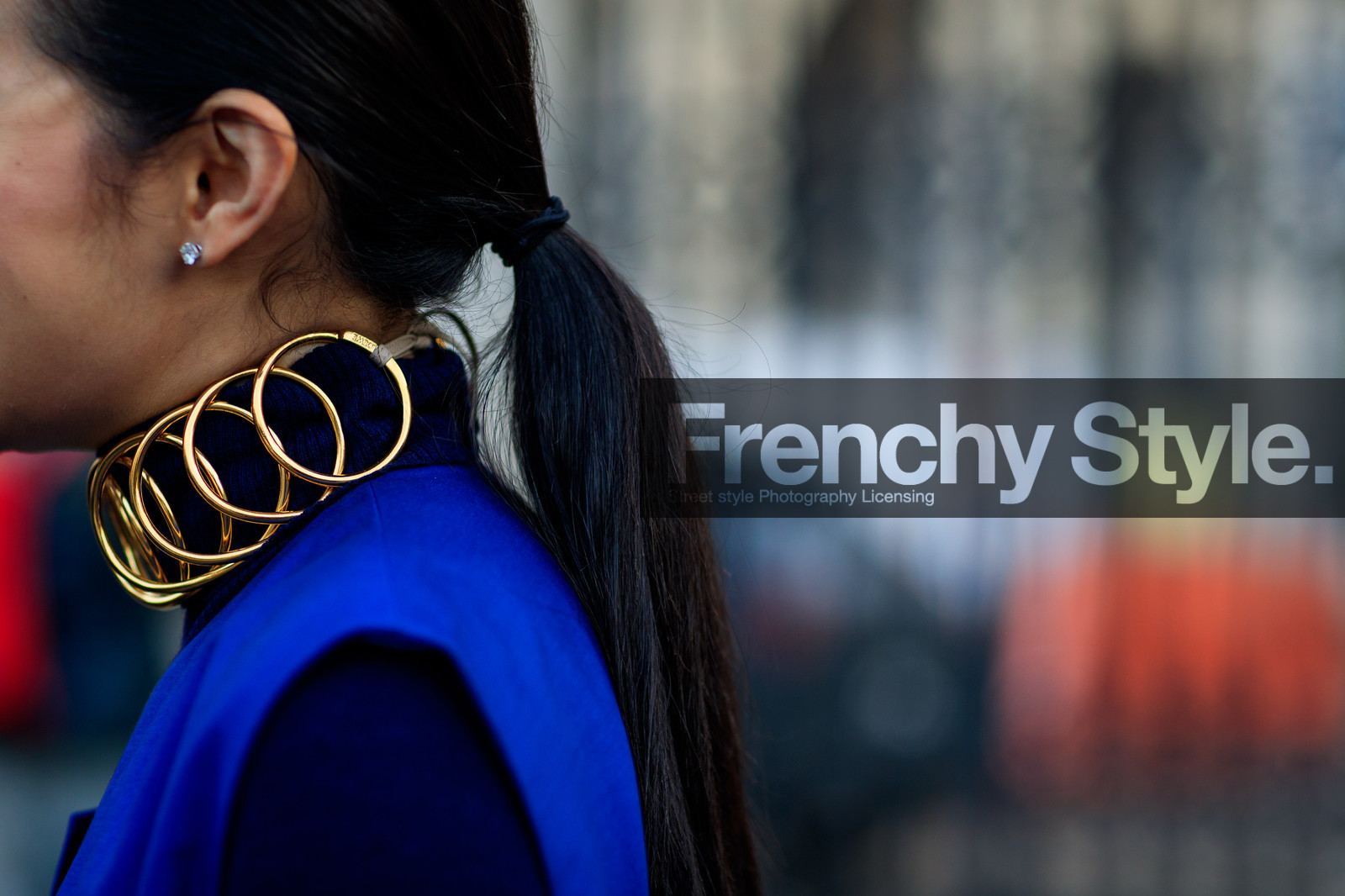 atmosphere details, AUTUMN WINTER 2017-2018, AW 17-18, blue sweater, choker, detail, earrings, FALL WINTER 2017-2018, fashion week, frenchystyle, FW, FW 17-18, golden jewelry, horizontal, jonathan paciullo, MFW, MILAN, necklace, ponytail, street style