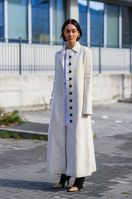 irene kim, kim jones, white trench coat, white jacket, long jacket, golden earrings, dangling earrings, black boots, beige leather boots, sharp end boots, high heels boots, acne studios shoes, socks boots, fashion week, frenchystyle, FW, jonathan paciullo, street style, MFW, MILAN, AUTUMN WINTER 2020-2021, FALL WINTER 2020-2021, FW 20-21, vertical, full length