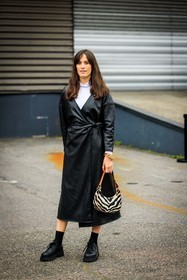 leather trench, black trench, white shirt, zebra bag, animal print bag, black derbis, black look, coperni, astrid boutrot, street style, jonathan paciullo, FW, frenchystyle, fashion week, AUTUMN WINTER 2022-2023, FALL WINTER 2022_2023, FW 22-23, PFW, PARIS, full length, vertical