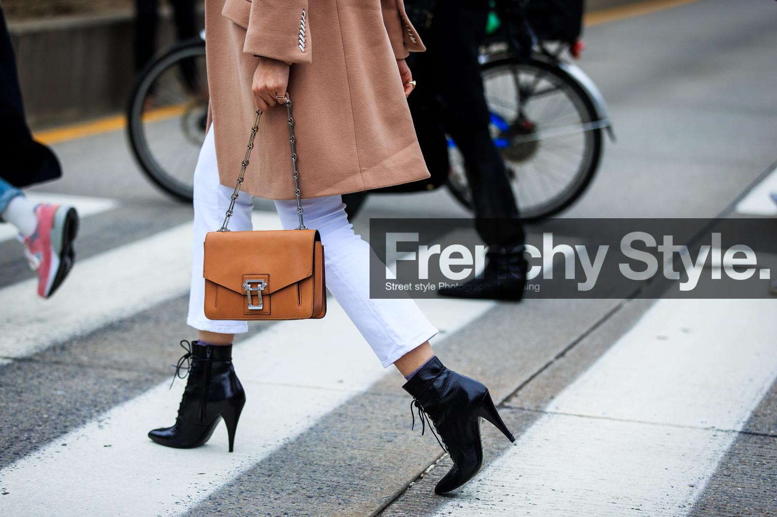 atmosphere details, AUTUMN WINTER 2016-2017, AW 16-17, beige coat, black boots, camel bag, caroline issa, denim pants, detail, fashion week, frenchystyle, FW, FW 16-17, high heels, horizontal, jeans, jonathan paciullo, lace up shoes, leather bag, leather boots, NEW YORK, NYFW, street style, trousers, white denim, woman