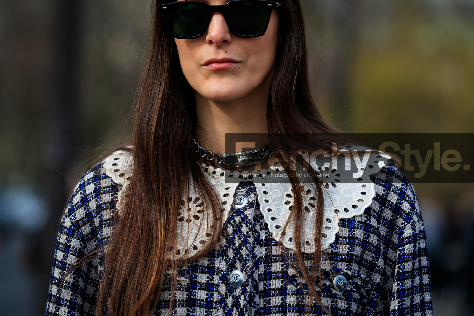 black jacket, checked jacket, white collar, white jacket, silvered choker, navy blue jacket, lurex jacket, lace collar, chanel jacket, chanel necklace, big chain necklace, close up detail, fashion week, frenchystyle, FW, jonathan paciullo, street style, PFW, PARIS, horizontal, atmosphere details, detail