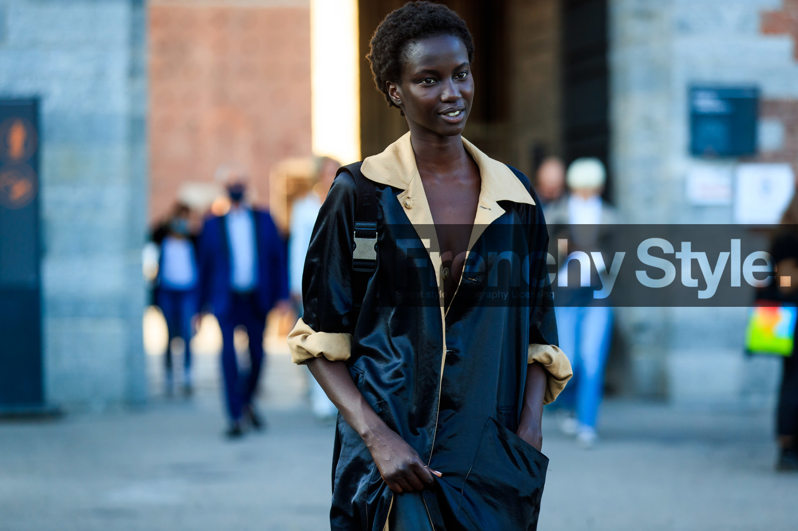 black trench coat, beige trench coat, bicolor trench coat, satin trenchcoat, fashion week, frenchystyle, FW, jonathan paciullo, street style, MFW, MILAN, SPRING SUMMER 2021, SS 21, horizontal, atmosphere details, detail, model