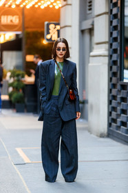 mary leest, dark grey jacket, dark grey pants, dark grey suits, striped pants, striped jacket, striped suits, loose pants, kaki top, vinyl top, plastic bag, brown bag, sheer bag, crossbody bag, mini bag, small sunglasses, boyish look, round shape sunglasses, fashion week, frenchystyle, FW, jonathan paciullo, street style, FALL WINTER 2020-2021, AUTUMN WINTER 2020-2021, FW 20-21, vertical, full length, NYFW, NEW YORK
