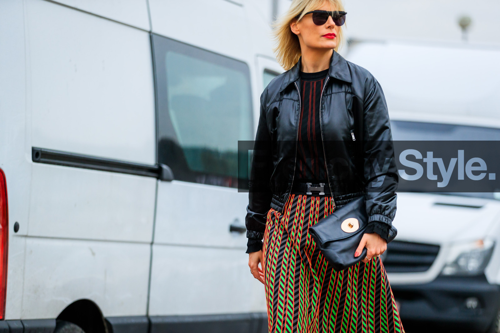 atmosphere details, AUTUMN WINTER 2017-2018, AW 17-18, black bag, black belt, black jacket, black perfecto, detail, FALL WINTER 2017-2018, fashion week, frenchystyle, FW, FW 17-18, graphic skirt, graphic sweater, hermès, horizontal, jonathan paciullo, leather bag, leather belt, leather jacket, leather perfecto, PARIS, PFW, printed skirt, printed sweater, street style, sunglasses