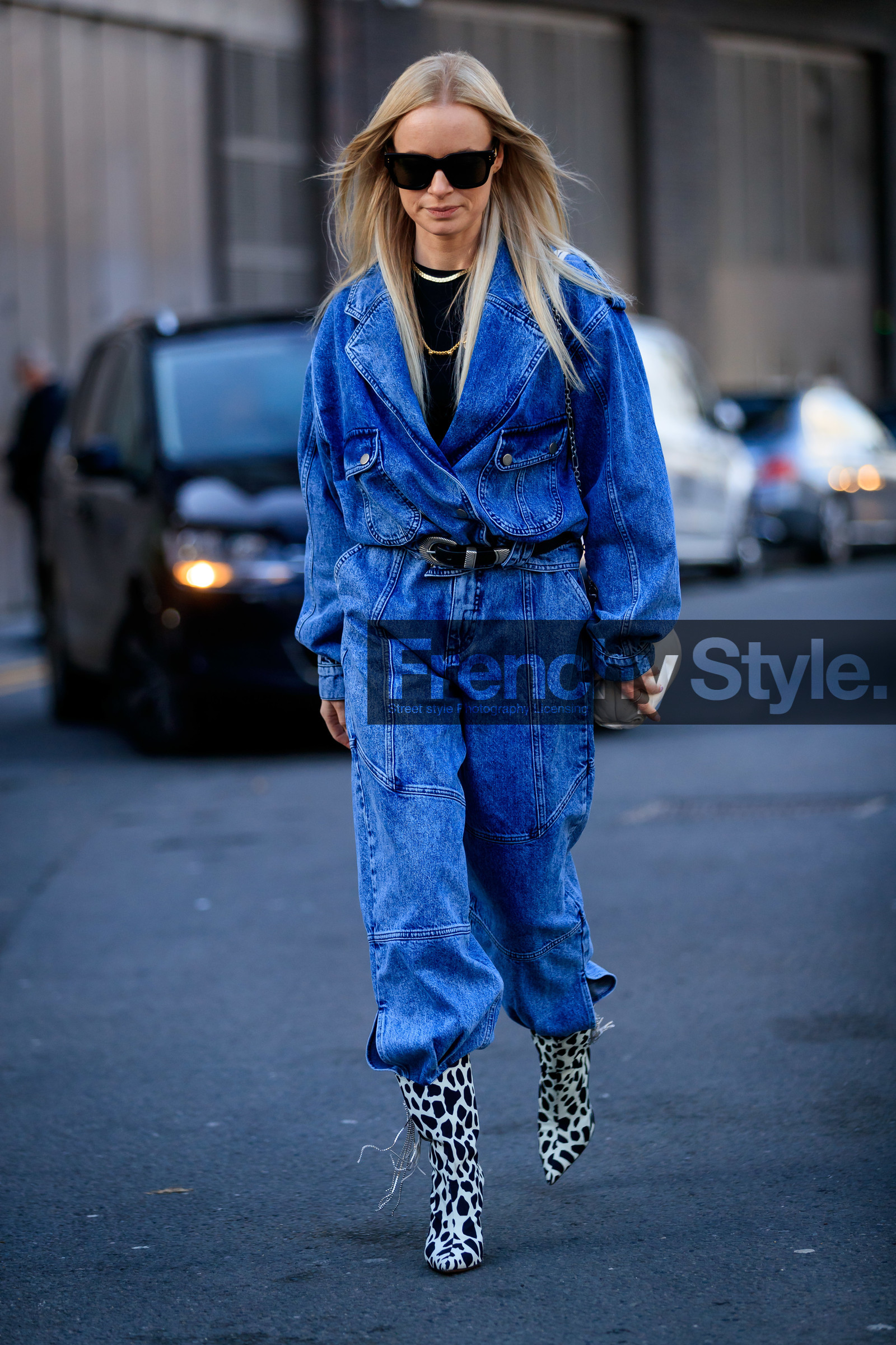 thora valdimars, denim, denim jumpsuit, denim total look, black leather belt, black sunglasses, black top, belted jumpsuit, cox, cowboy belt, golden necklace, animal printed boots, bicolor boots, black boots, white boots, low boots, fashion week, frenchystyle, FW, jonathan paciullo, street style, LFW, LONDON, AUTUMN WINTER 2020-2021, FALL WINTER 2020-2021, FW 20-21, vertical, full length