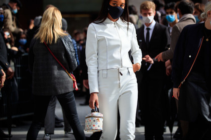 laura harrier, white jacket, white pants, white leather bag, box bag, hand bag, square shape bag, monogrammed bag, technical fabric jacket, technical fabric pants, zipped jacket, louis vuitton bag, louis vuitton jacket, louis vuitton pants, louis vuitton total look, white total look, covid face mask, PARIS, PFW, fashion week, frenchystyle, FW, jonathan paciullo, street style, SPRING SUMMER 2021, SS 21, horizontal, atmosphere details, detail