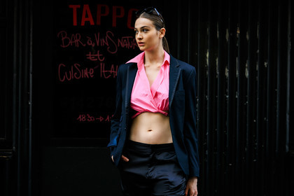 pink cropped top, pink top, black blaze, black trousers, model, street style, jonathan paciullo, FW, frenchystyle, fashion week, AUTUMN WINTER 2022-2023, FALL WINTER 2022_2023, FW 22-23, PFW, PARIS, horizontal, atmosphere details, detail
