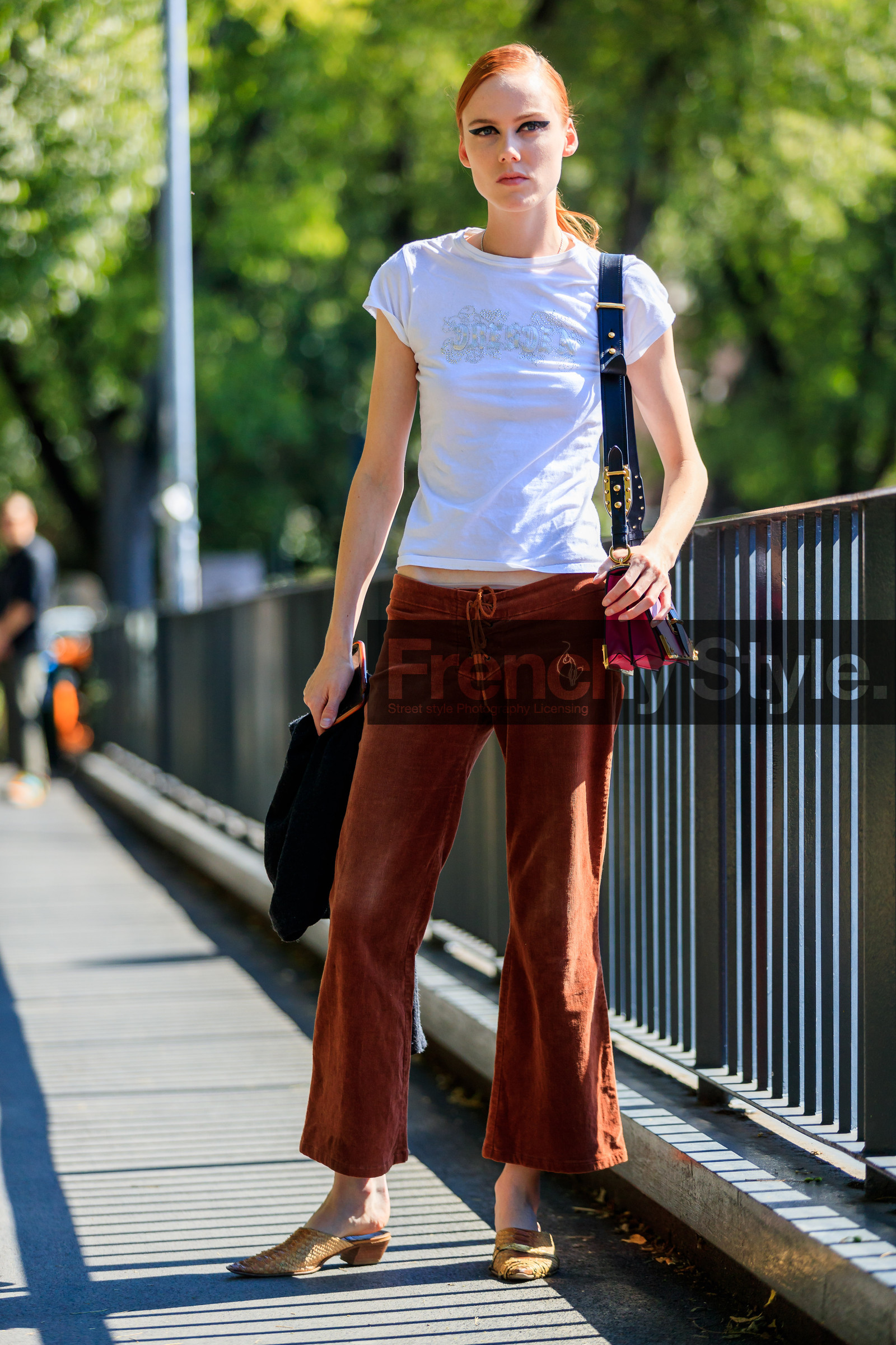 brown pants, fashion week, frenchystyle, full length, FW, jonathan paciullo, kiki willems, leather bag, leather shoes, MFW, MILAN, model, pink bag, prada, printed t shirt, SPRING SUMMER 2018, SS 18, street style, trousers, vertical, white t shirt