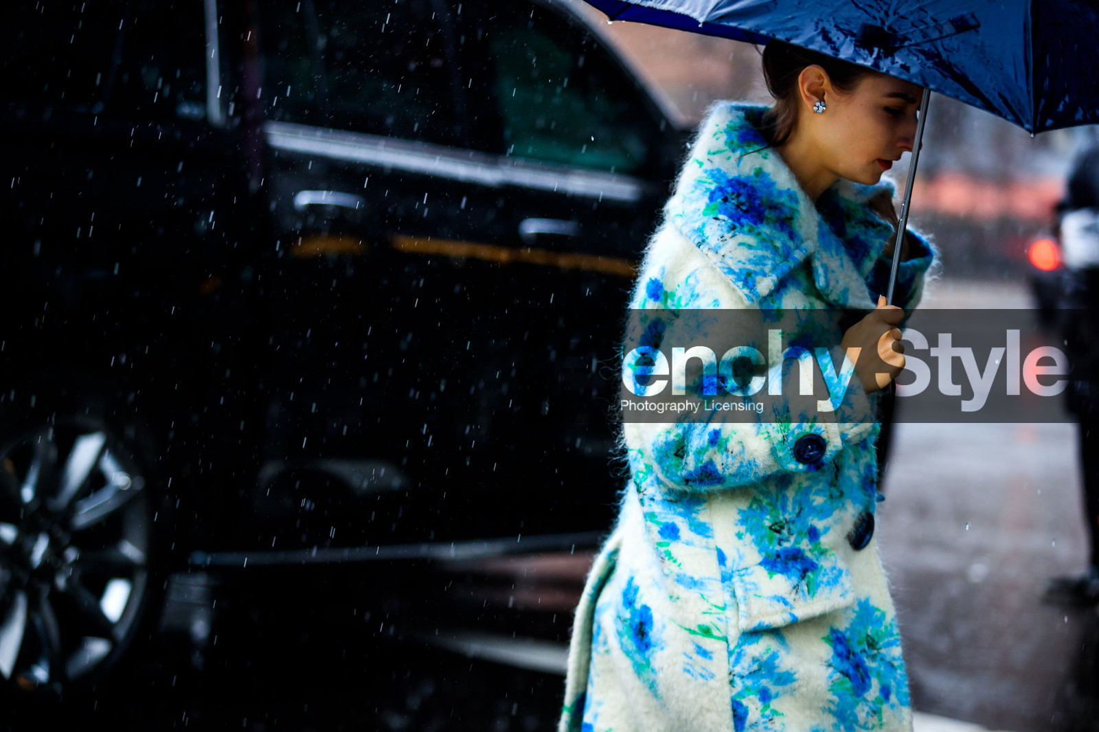 blue coat, earrings, floral, flowers, graphic jacket, printed coat, printed jacket, umbrella, white coat, street style, jonathan paciullo, FW, frenchystyle, fashion week, NYFW, NEW YORK, AUTUMN WINTER 2018-2019, AW 18-19, FALL WINTER 2018-2019, FW 18-19, atmosphere details, horizontal, detail, jenny walton
