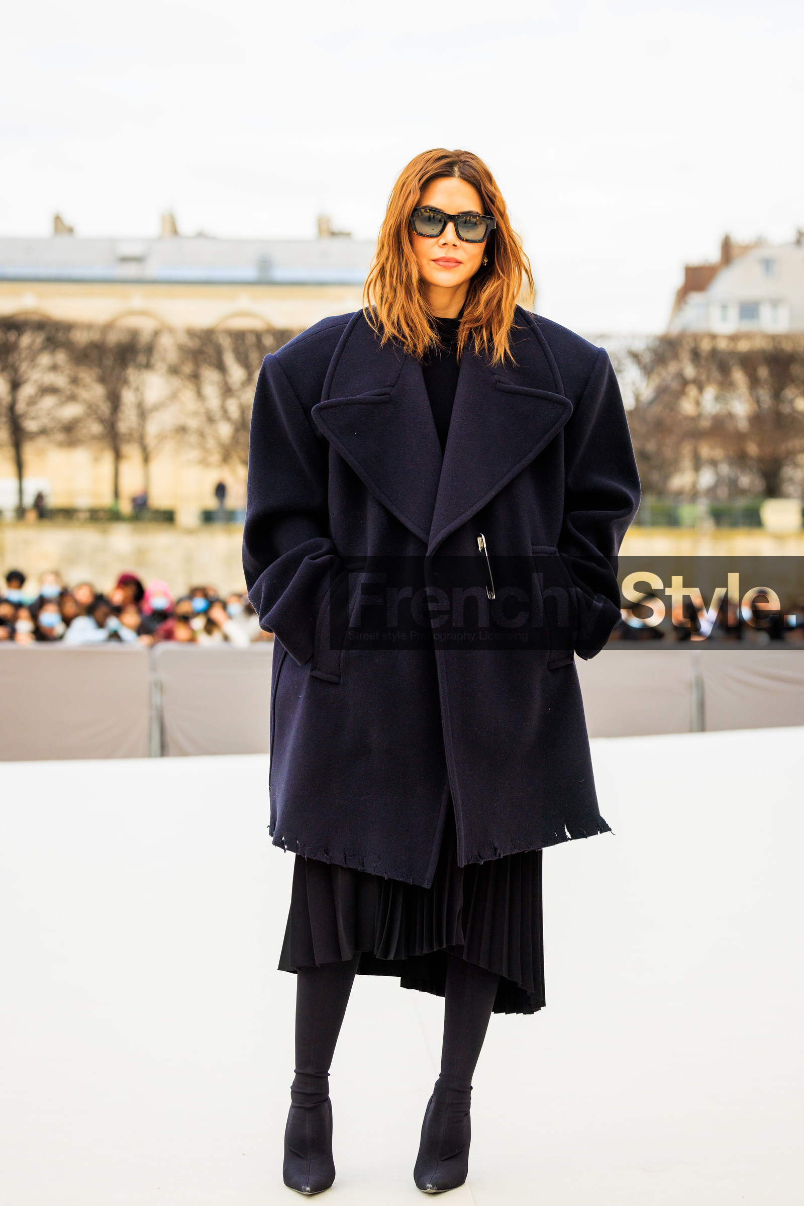 full black look, black total look, black coat, oversized coat, black sunglasses, ginger har, black skirt, black heeled boots, Christine Centenera, fashion week, frenchystyle, FW, jonathan paciullo, street style, AUTUMN WINTER 2022-2023, FALL WINTER 2022_2023, FW 22-23, PFW, PARIS, vertical, full length