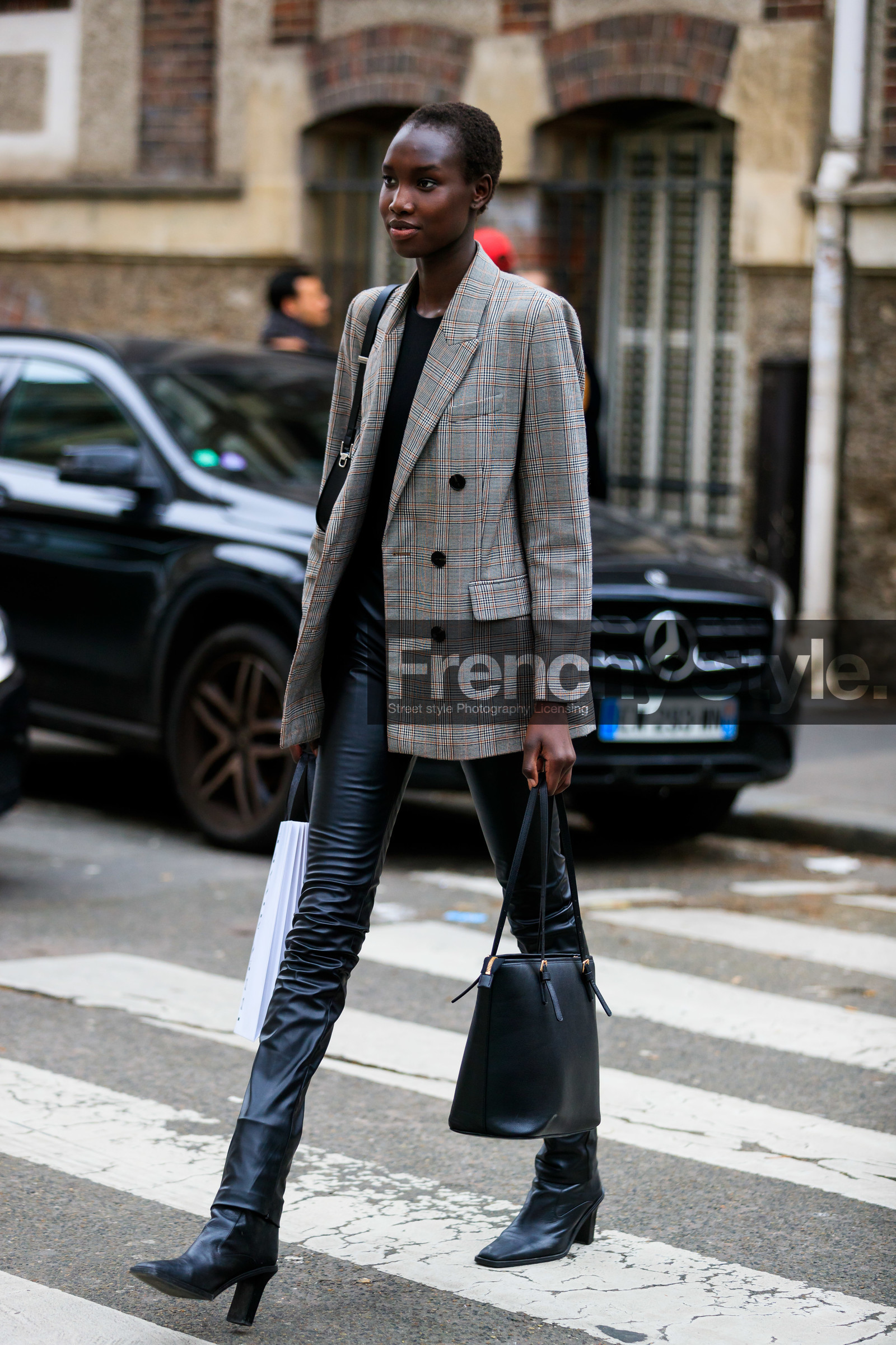 model, camel jacket, beige jacket, black leather pants, tight pants, black leather bag, black leather boots, high heels boots, fashion week, frenchystyle, FW, jonathan paciullo, street style, PFW, PARIS, vertical, full length
