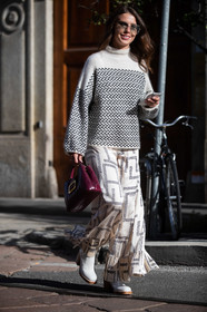 white pullover, white skirt, printed skirt, geometrical printed skirt, silk skirt, burgundy leather bag, quilted bag, hand bag, turtleneck pullover, polka dots pullover, embroidered pullover, geometrical printed pullover, square shape glasses, metalic frame sunglasses, blue sunglasses, smoked sunglasses, white leather boots, long skirt, pleated skirt, maison scotch skirt, white total look, black and white total look, silk pants, printed pants, geometrical printed pants, pleated pants, white pants, sarah lou falk, street style, jonathan paciullo, FW, frenchystyle, fashion week, MFW, MILAN, SPRING SUMMER 2021, SS 21, vertical, full length