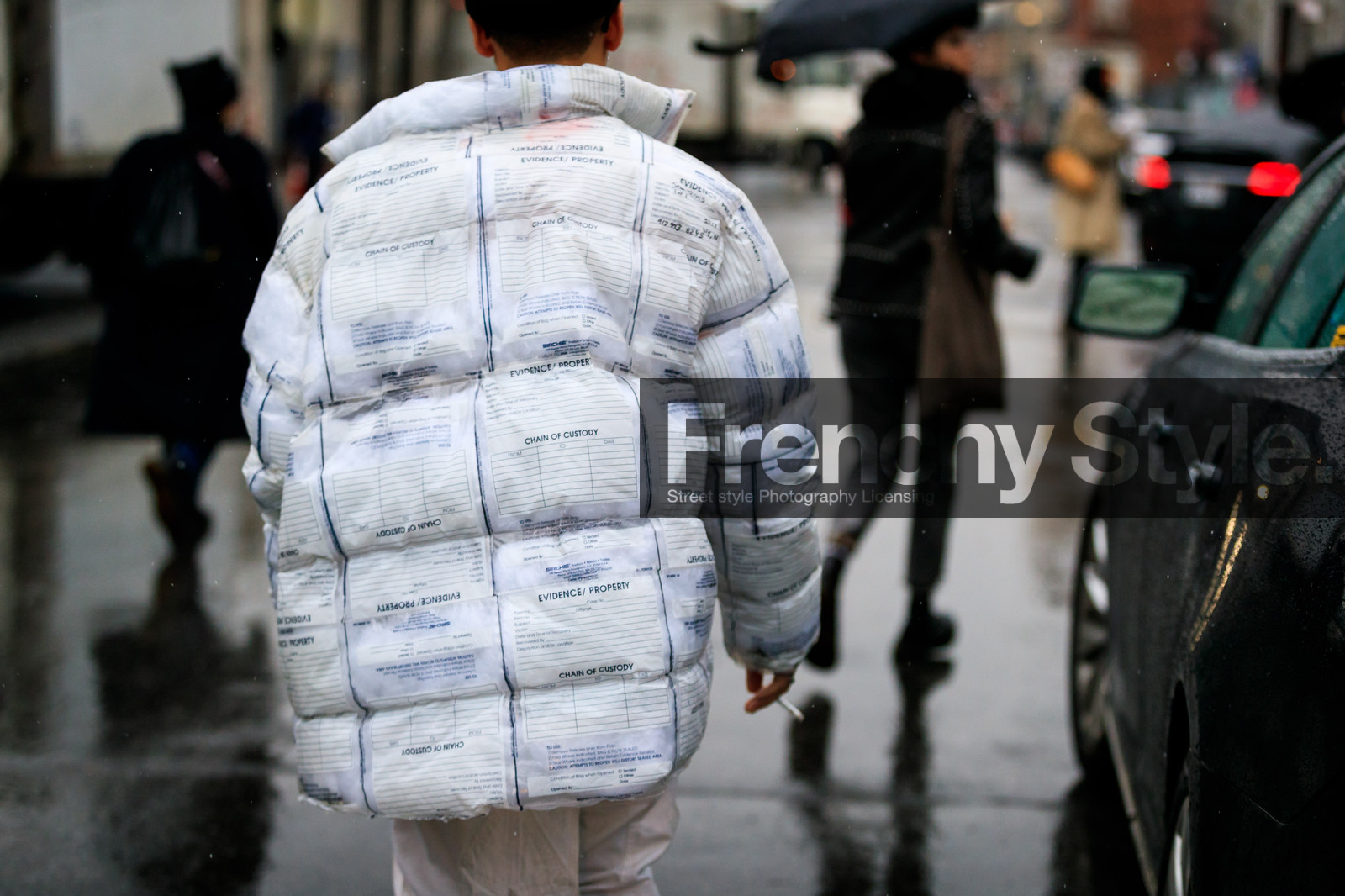 down jacket, printed jacket, trousers, white jacket, street style, jonathan paciullo, FW, frenchystyle, fashion week, NYFW, NEW YORK, AUTUMN WINTER 2018-2019, AW 18-19, FALL WINTER 2018-2019, FW 18-19, atmosphere details, horizontal, detail