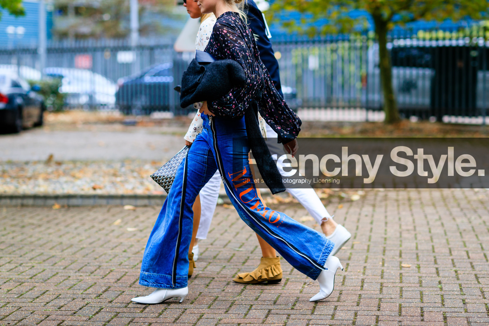 atmosphere details, black shirt, blue denim, denim pants, detail, fashion week, flare jean, frenchystyle, FW, horizontal, jeans, jonathan paciullo, leather shoes, LFW, LONDON, printed pants, printed shirt, SPRING SUMMER 2017, SS 17, street style, trousers, vêtements, white shoes, woman, zip