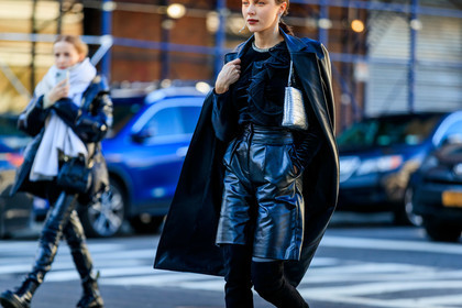 mary leest, black leather coat, black leather bermuda shorts, black suede boots, black top, black blouse, velvet blouse, velvet top, ruffle blouse, ruffle top, lace blouse, laced top, high boots, silvered bag, shoulder bag, animal skin bag, strassed blouse, strassed top, strassed earrings, dangling earrings, black total look, fashion week, frenchystyle, FW, jonathan paciullo, street style, AUTUMN WINTER 2020-2021, FALL WINTER 2020-2021, FW 20-21, horizontal, atmosphere details, detail, NYFW, NEW YORK