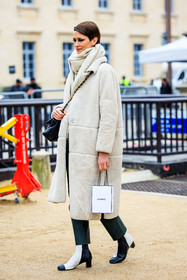 chanel, crossbody bag, chanel bag, big handbag, oatmeal coat, scarf, cozy coat, oatmeal scarf, black pants, leather bottines, black and white bottines, chanel paper bag, smoky eyes, fashion week, frenchystyle, FW, jonathan paciullo, street style, PARIS, PFW, SPRING SUMMER 2022, SS 22, full length, vertical, model