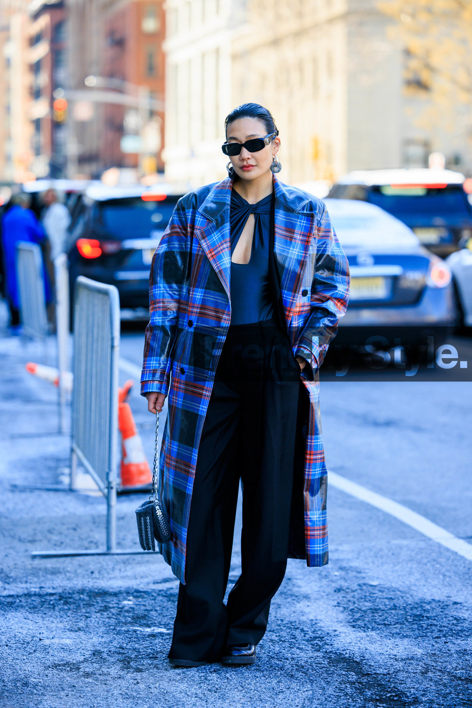 plaid long coat, printed winter coat, blue and red coat, winter look, multicolored coat, black pants, flared pants, leather shoes, black leather derbies, prada sunglasses, black sunglasses, coperni low cut top, coper black top, black top, big creole, big loops, big loops earrings, paco rabbane handbag, knitted handbag, grey handbag, fashion week, frenchystyle, FW, jonathan paciullo, street style, NYFW, NEW YORK, AUTUMN WINTER 2022-2023, FALL WINTER 2022_2023, FW 22-23, vertical, full length