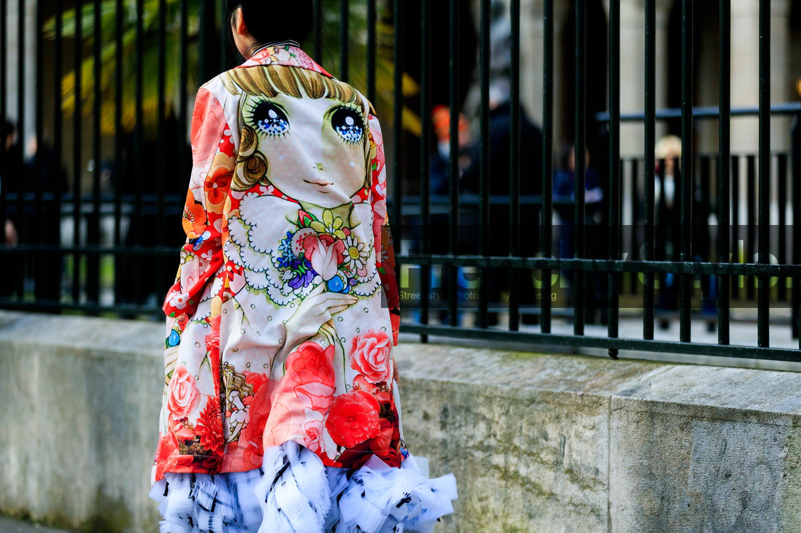 cartoon, drawings, graphic dress, graphic jacket, multicolor jacket, printed dress, printed jacket, red coat, ruffles, street style, jonathan paciullo, FW, frenchystyle, fashion week, PFW, PARIS, AUTUMN WINTER 2018-2019, FALL WINTER 2018-2019, FW 18-19, horizontal, atmosphere details, susie lau