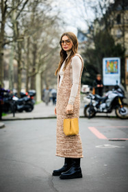 pilot sunglasses, wavy hair, knitted dress, ivory turtleneck, knitweat, black boots, yellow mustard bag, mini bag, Allegra shaw, fashion week, frenchystyle, FW, jonathan paciullo, street style, AUTUMN WINTER 2022-2023, FALL WINTER 2022_2023, FW 22-23, PFW, PARIS, vertical, full length