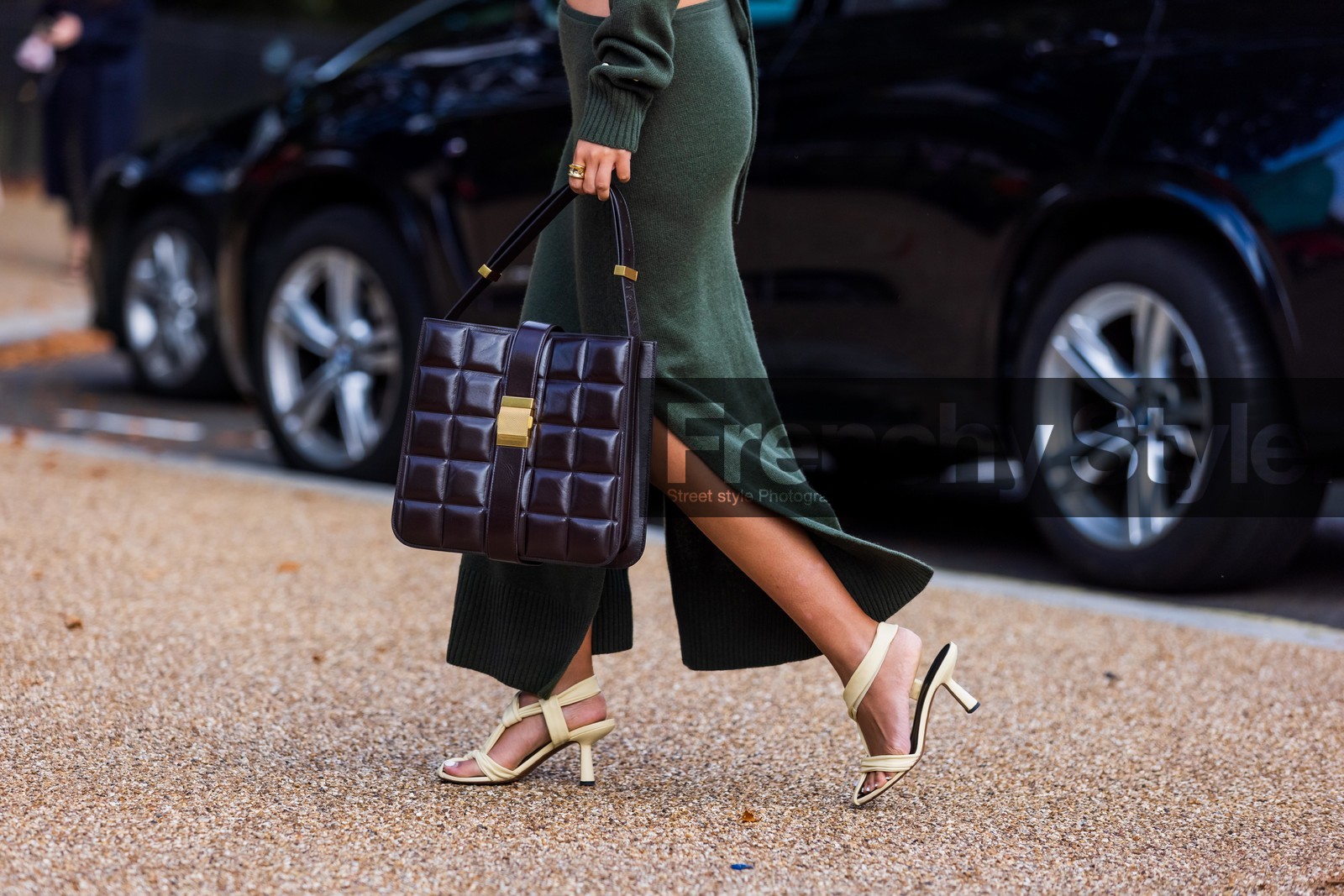 handbag, green, long dress, heels, heeled sandals, white, beige, fashion week, frenchystyle, FW, jonathan paciullo, street style, SPRING SUMMER 2022, SS 22, LFW, LONDON, horizontal, full length, atmosphere details