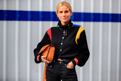 blanca miro scrimieri, black cardigan, black pullover, green pullover, green cardigan, red cardigan, red pullover, yellow pullover, yellow cardigan, multicolor cardigan, multicolor pullover, zipped cardigan, zipped pullover, orange leather bag, close up detail, louis vuitton bag, louis vuitton cardigan, louis vuitton pullover, PARIS, PFW, fashion week, frenchystyle, FW, jonathan paciullo, street style, SPRING SUMMER 2021, SS 21, horizontal, atmosphere details, detail