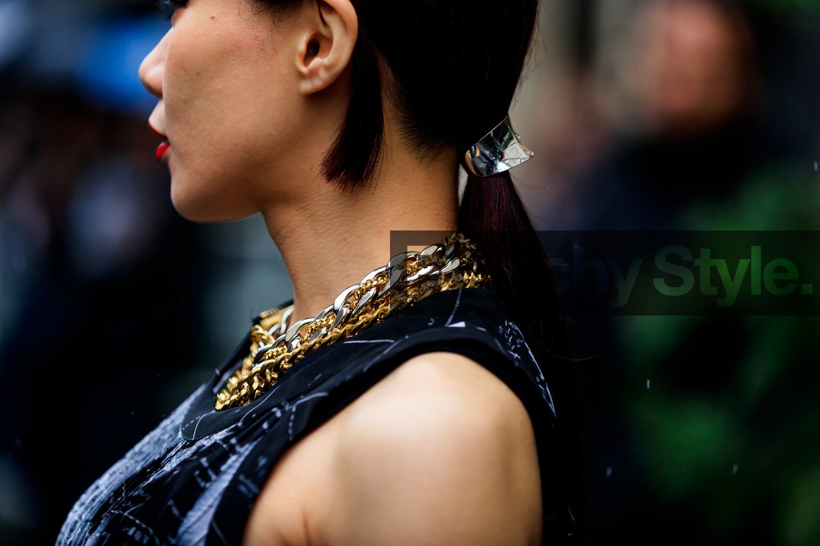 mademoiselle yulia, golden necklace, big chain necklace, multi necklace, golden hair clip, necklace details, close up detail, hair details, hair clip, fashion week, frenchystyle, FW, jonathan paciullo, street style, PFW, PARIS, horizontal, atmosphere details, detail