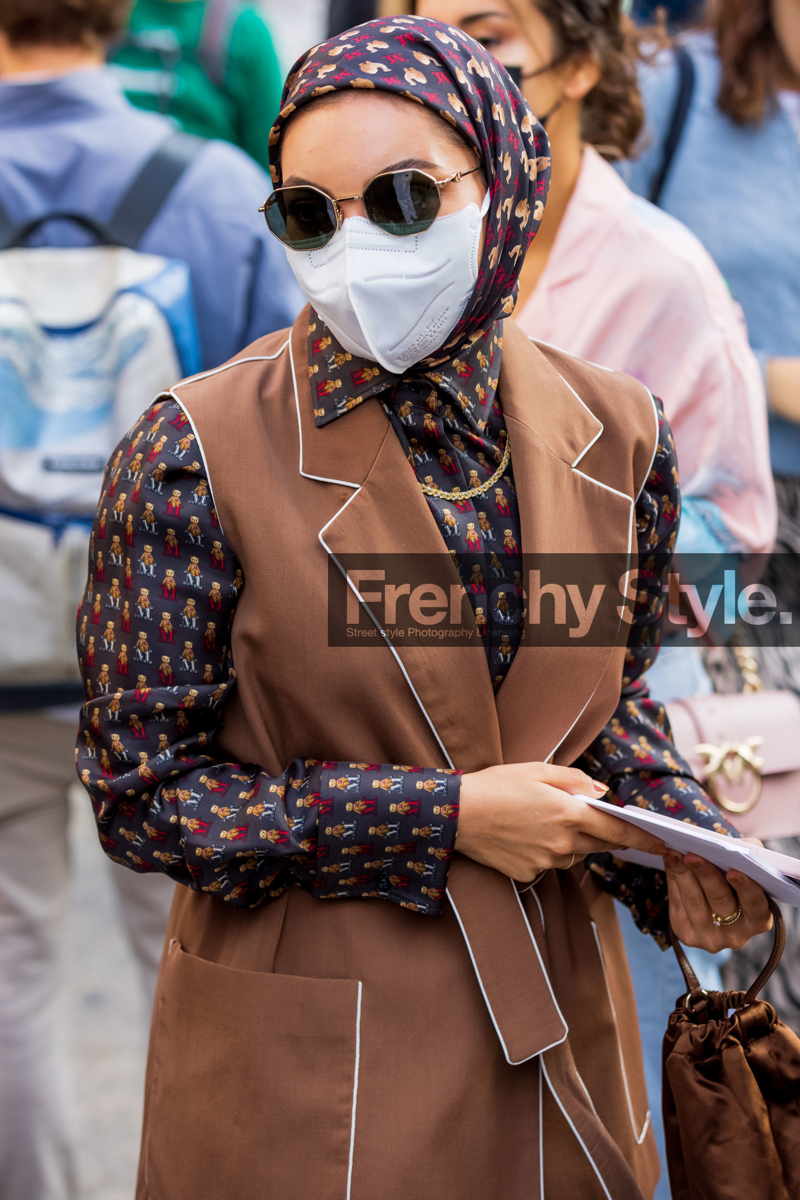 brown jacket, facial mask, maxmara look, print, printed scarf, printed shirt, satin shirt, scarf, sleveless blazer, sleveless jacket, sunglasses, fashion week, frenchystyle, FW, jonathan paciullo, street style, MFW, MILAN, SPRING SUMMER 2022, SS 22, vertical, atmosphere details, detail