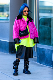 laureen uy, blue hair, dyed hair, small sunglasses, metalic frame sunglasses, purple coat, fur coat, neon yellow shirt, black leather bermuda shorts, black leather boots, prada bag, prada boots, high boots, laced boots, flat boots, big sole boots, ankle bag, mini bag, black bag, crossbody bag, vinyl coat, polish coat, fashion week, frenchystyle, FW, jonathan paciullo, street style, AUTUMN WINTER 2020-2021, FALL WINTER 2020-2021, FW 20-21, vertical, atmosphere details, detail, NYFW, NEW YORK