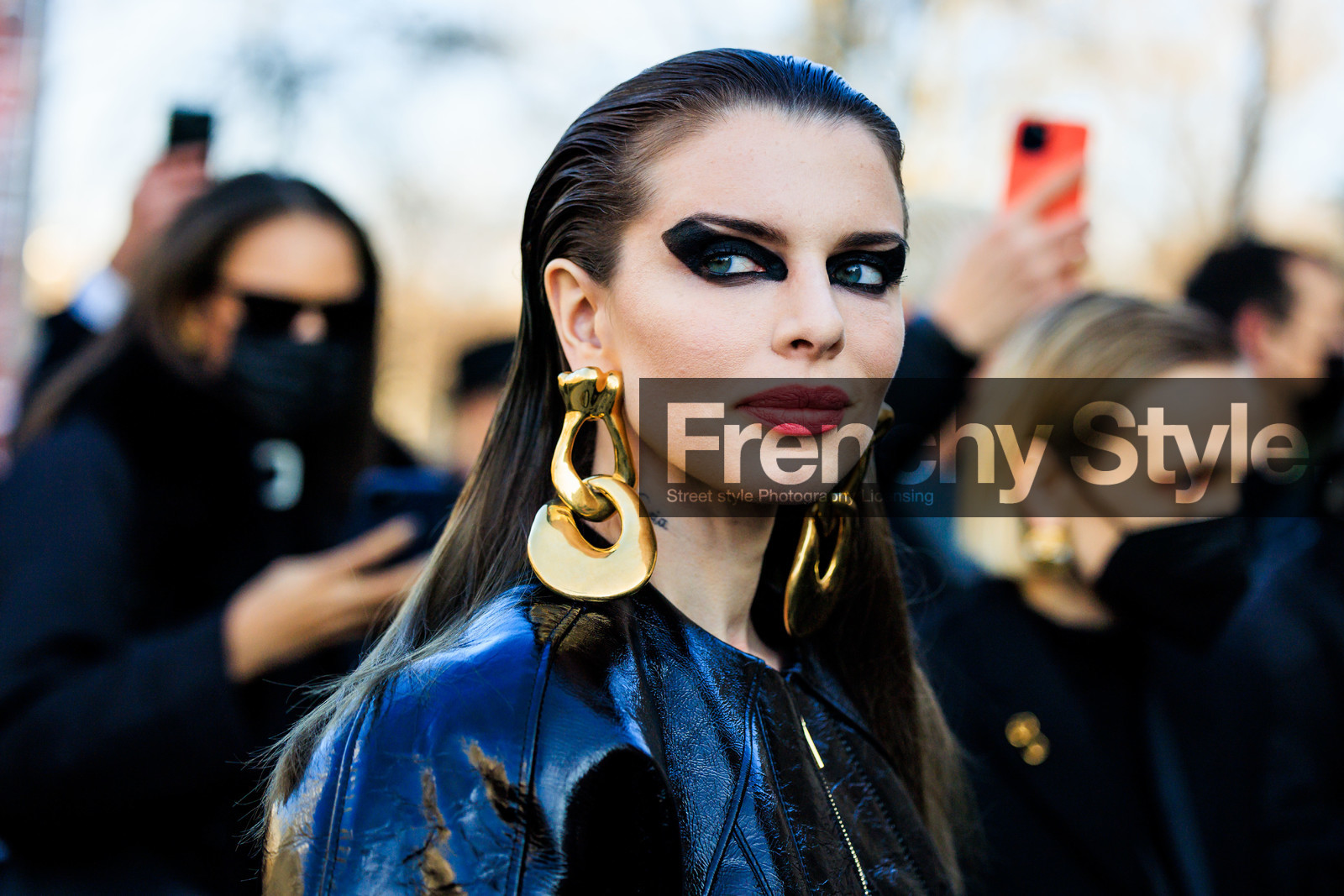 smoky eyes, schiaparelli, golden earrings, make up, wet hair look, fashion week, frenchystyle, FW, jonathan paciullo, street style, PARIS, PFW, SPRING SUMMER 2022, SS 22, atmosphere details, detail, horizontal, julia fox