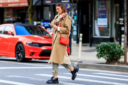 tezza, beige trench coat, checked pants, red leather bag, shoulder bag, monogrammed bag, logo printed bag, longchamps bag, white shirt, prada shoes, lace shoes, flat shoes, big sole shoes, fashion week, frenchystyle, FW, jonathan paciullo, street style, AUTUMN WINTER 2020-2021, FALL WINTER 2020-2021, FW 20-21, horizontal, atmosphere details, full length, NYFW, NEW YORK