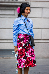 bag, black bag, blue shirt, color, colored skirt, crossbody bag, flower, flower print, flower skirt, jil sander bag, leather bag, pink skirt, print, printed skirt, shirt, skirt, fashion week, frenchystyle, FW, jonathan paciullo, street style, SPRING SUMMER 2022, SS 22, MFW, MILAN, vertical, atmosphere details