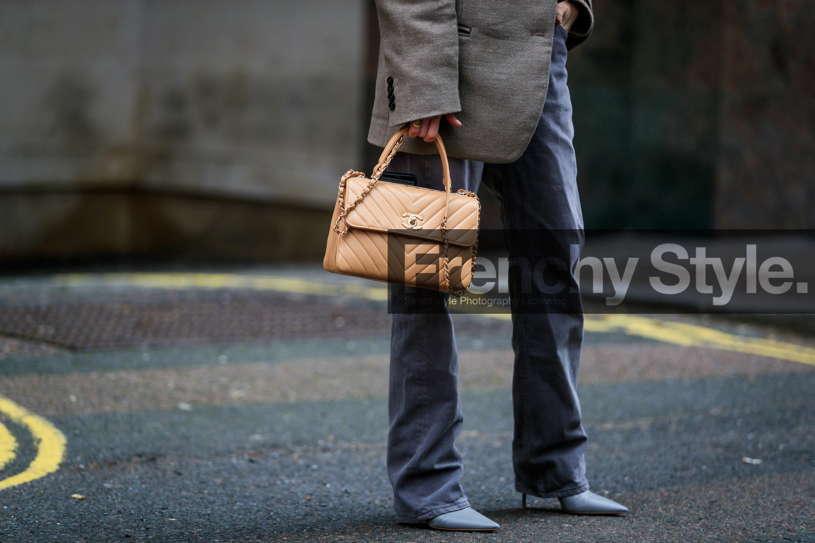 beige bag, chanel handbag, grey pants, grey shoes, high heels, leather bag, leather shoes, pernille teisbaek, trousers, street style, jonathan paciullo, FW, frenchystyle, fashion week, LFW, LONDON, AUTUMN WINTER 2019-2020, AW 19-20, FW 19-20, FALL WINTER 2019-2020, horizontal, atmosphere details, detail