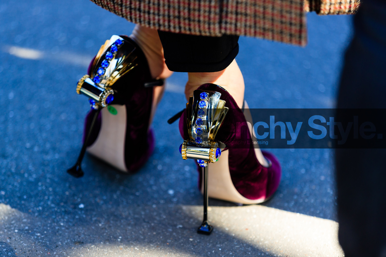 atmosphere details, back detail, bordeaux, burgundy, detail, fashion week, frenchystyle, FW, graphic shoes, high heels, horizontal, jewellery, jonathan paciullo, PARIS, PFW, red shoes, SPRING SUMMER 2017, SS 17, street style, velvet