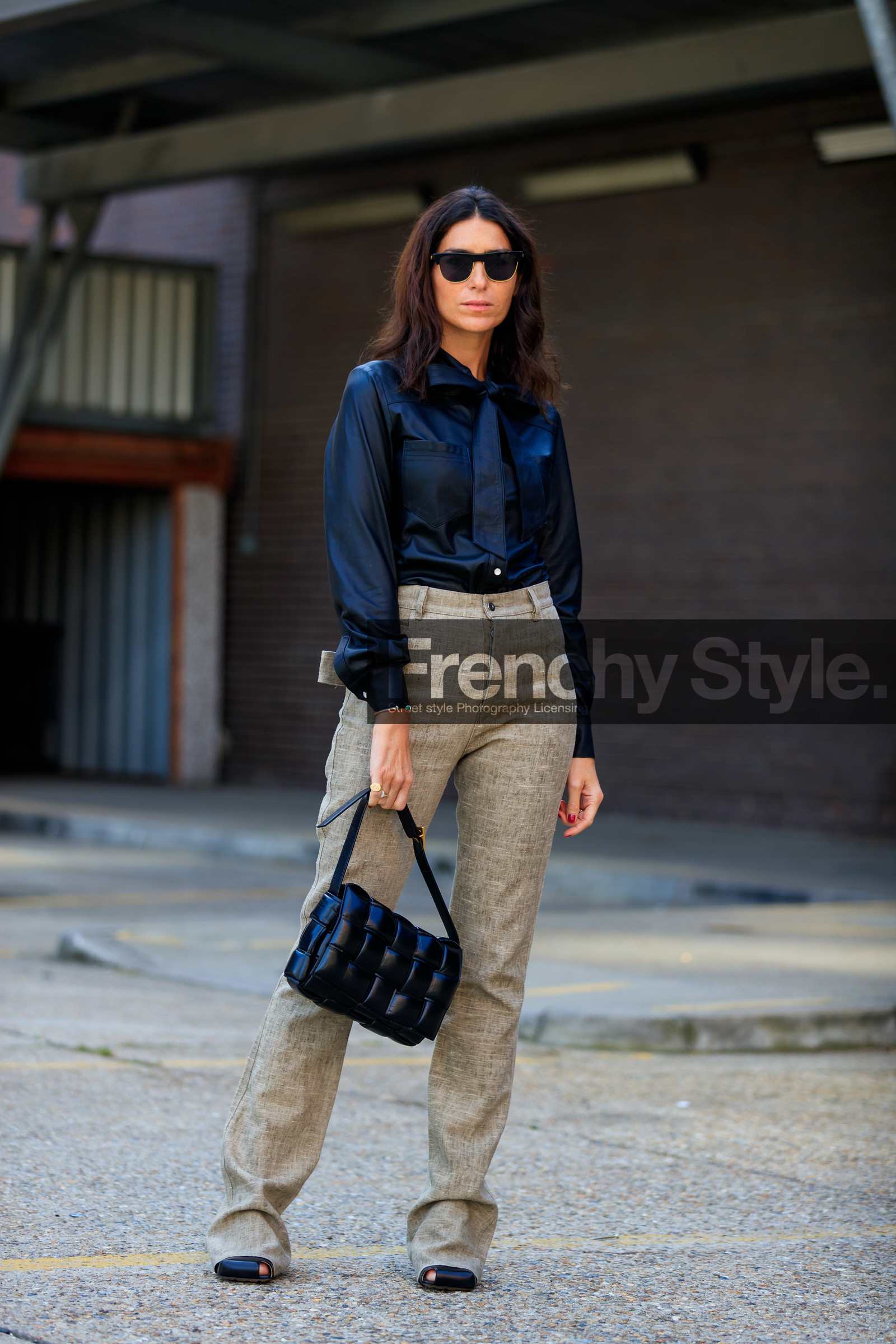 deborah reyner sebag, bottega veneta bag, black leather bag, plaited bag, square shape bag, butterfly sunglasses, black sunglasses, black leather shirt, lavalliere collar, beige pants, flare pants, tweed pants, piaget bracelet, green stone bracelet, bottega veneta shoes, fashion week, frenchystyle, FW, jonathan paciullo, street style, vertical, full length