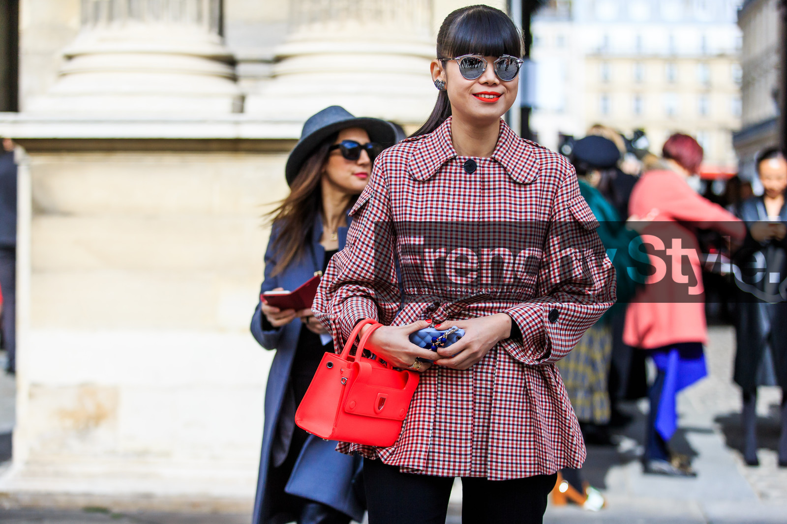 atmosphere details, AUTUMN WINTER 2016-2017, AW 16-17, checked jacket, detail, FALL WINTER 2016-2017, fashion week, frenchystyle, FW, FW 16-17, graphic jacket, horizontal, jonathan paciullo, leaf greener, leather bag, mirror effect, PARIS, PFW, plaid, printed jacket, red bag, red jacket, red lips, street style, sunglasses
