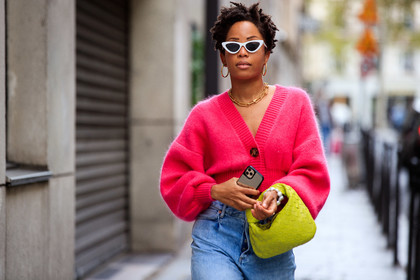 pink cardigan, light blue jeans, yellow leather bag, bottega veneta bag, plaited bag, hand bag, white sunglasses, butterfly sunglasses, golden earrings, golden necklace, big chain necklace, hoop earrings, PARIS, PFW, fashion week, frenchystyle, FW, jonathan paciullo, street style, SPRING SUMMER 2021, SS 21, horizontal, atmosphere details, detail