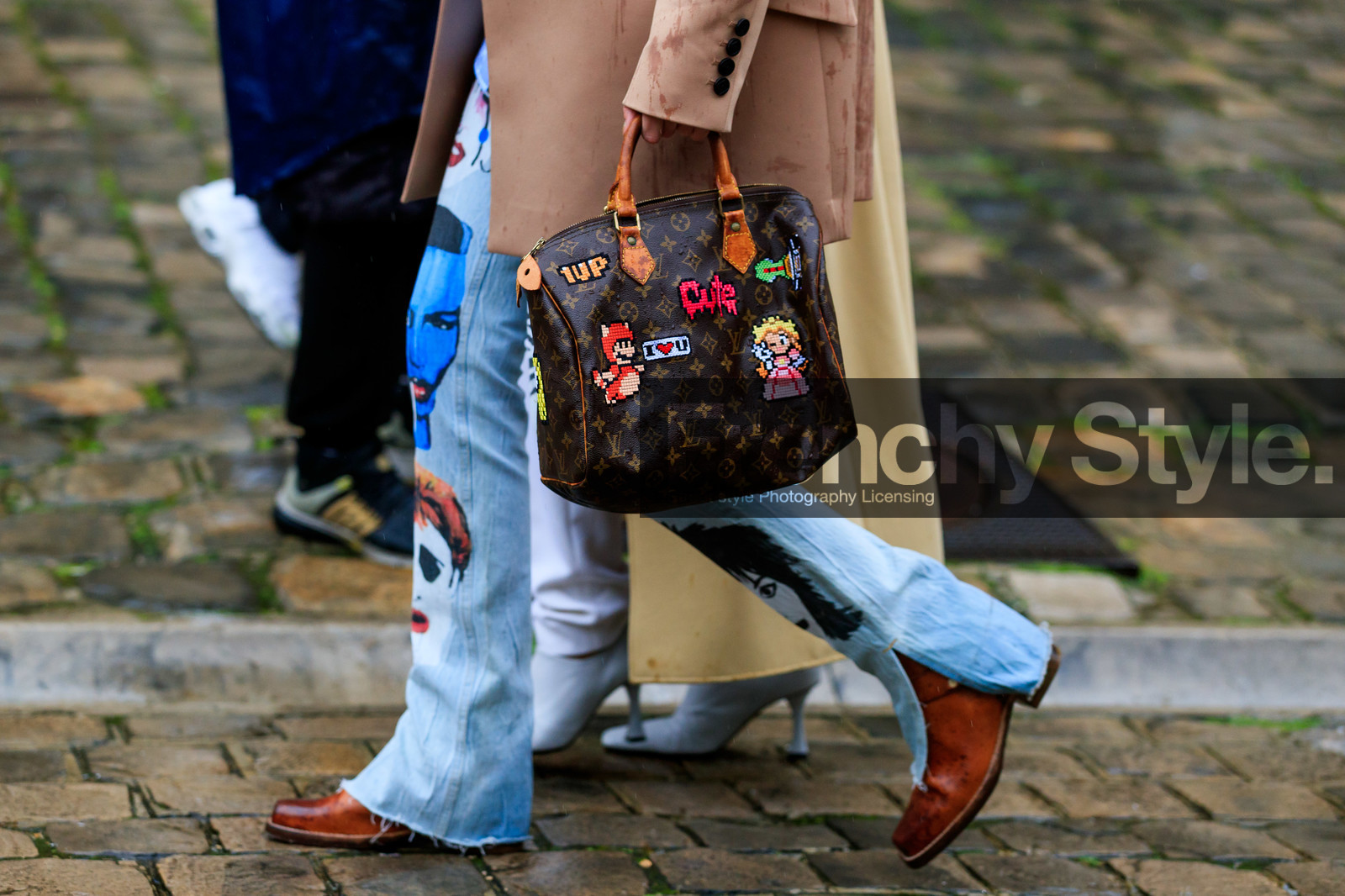 embroidered bag, week end bag, monogrammed bag, brown leather bag, camel leather bag, hand bag, light blue jeans, painted jeans, louis vuitton bag, bag detail, close up detail, fashion week, frenchystyle, FW, jonathan paciullo, street style, PFW, PARIS, horizontal, atmosphere details, detail