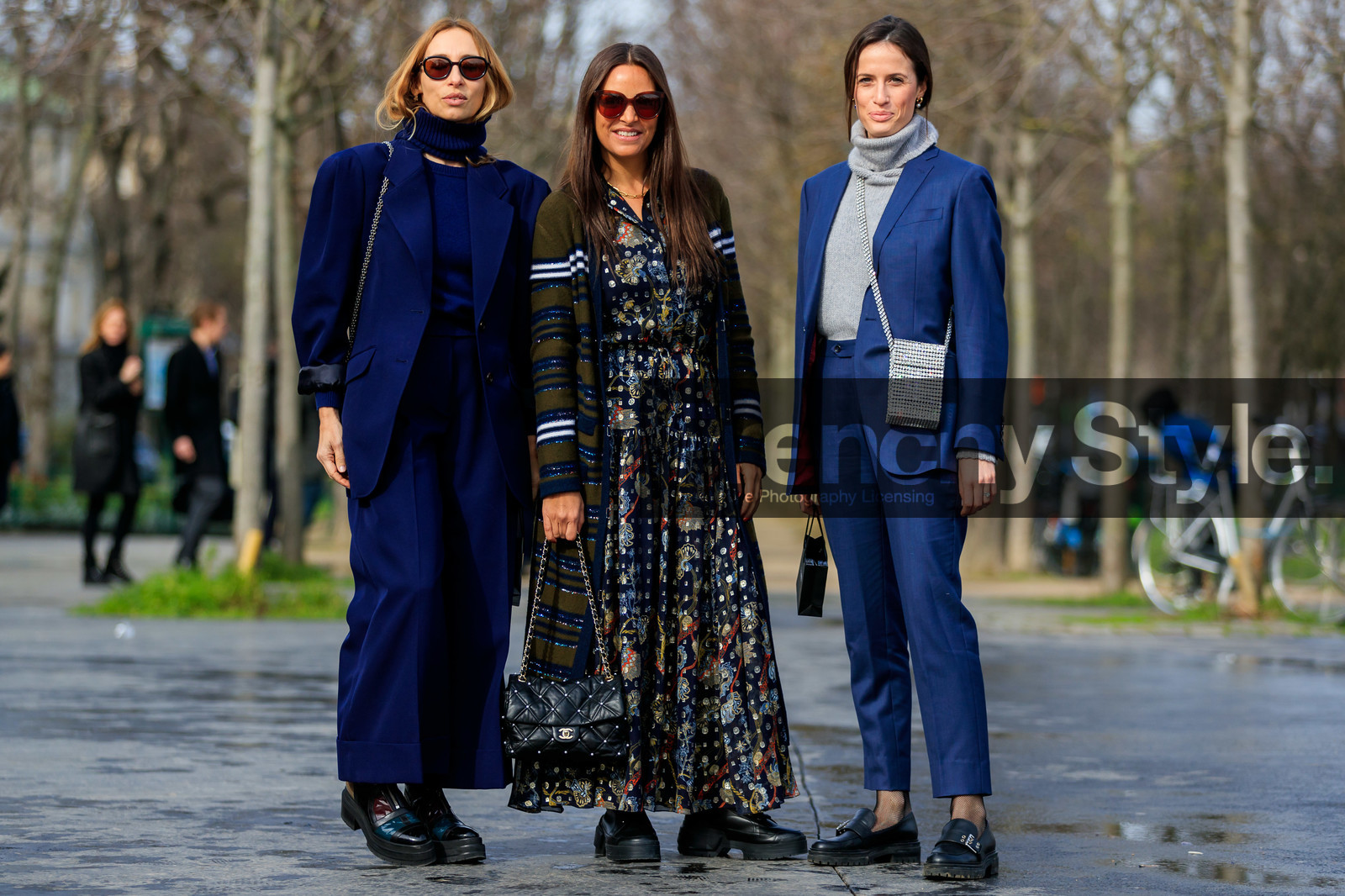 laure heriard dubreuil, astrid boutrot, alexandra golovanoff, navy blue jacket, navy blue pants, navy blue pullover, turtleneck pullover, navy blue scarf, woolen scarf, loose pants, black sunglasses, black leather boots, multicolor boots, sheer boots, plastic boots, zipped boots, flat boots, beige boots, blue boots, burgundy boots, light grey pullover, strassed bag, crossbody bag, silvered bag, box bag, square shape bag, black socks, black leather loafers, fishnet socks, kaki cardigan, navy blue cardigan, lurex cardigan, sequins cardigan, striped cardigan, floral printed dress, black dress, lurex dress, button dress, golden dress, polka dots dress, long dress, laced boots, black leather bag, pearls bag, quilted bag, chanel bag, long cardigan, chanel cardigan, burgundy sunglasses, fashion week, frenchystyle, FW, jonathan paciullo, street style, PFW, PARIS, horizontal, atmosphere details, full length