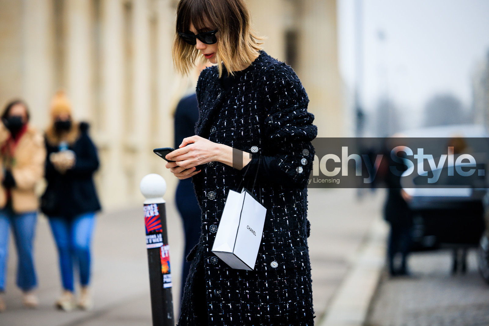 chanel paper bag, short hair, close up, tweed set, chanel, black jacket, tweed jacket, tweed coat, full black look, black trousers, black shoes, black boots, haute couture, black sunglasses, black top, fashion week, frenchystyle, FW, jonathan paciullo, street style, PARIS, PFW, SPRING SUMMER 2022, SS 22, atmosphere details, detail, horizontal, anya ziourova